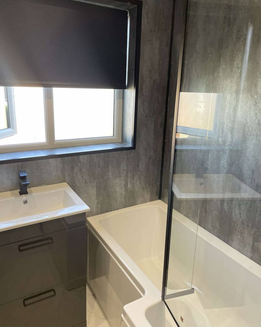 Bath and shower combination with stone-effect walls